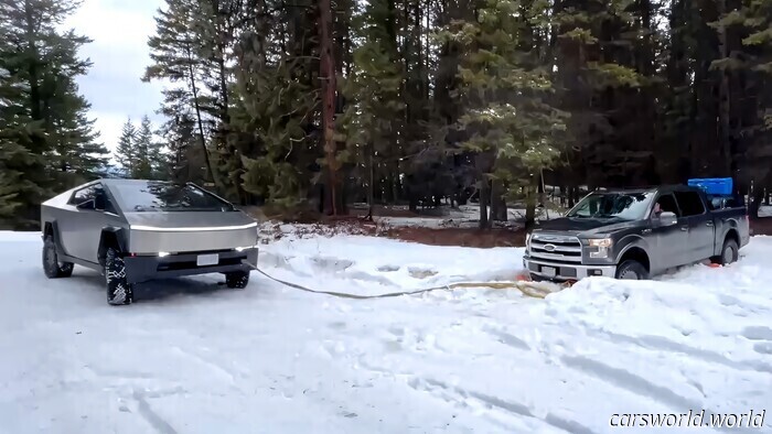 ¿Real O Escenificado? Tesla Cybertruck Tira de La Ford F-150 Atascada En La Nieve | Carscoops